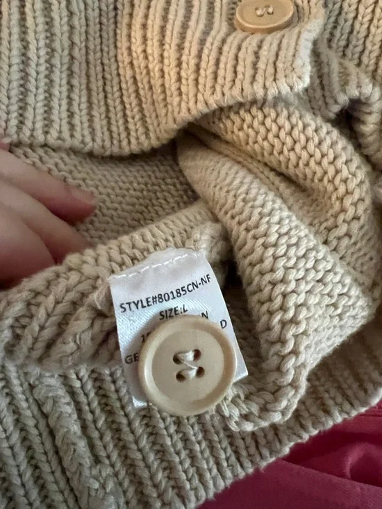 Nueflora Cream Button-Front V-Neck Pocket Cardigan - Picture 10 of 10